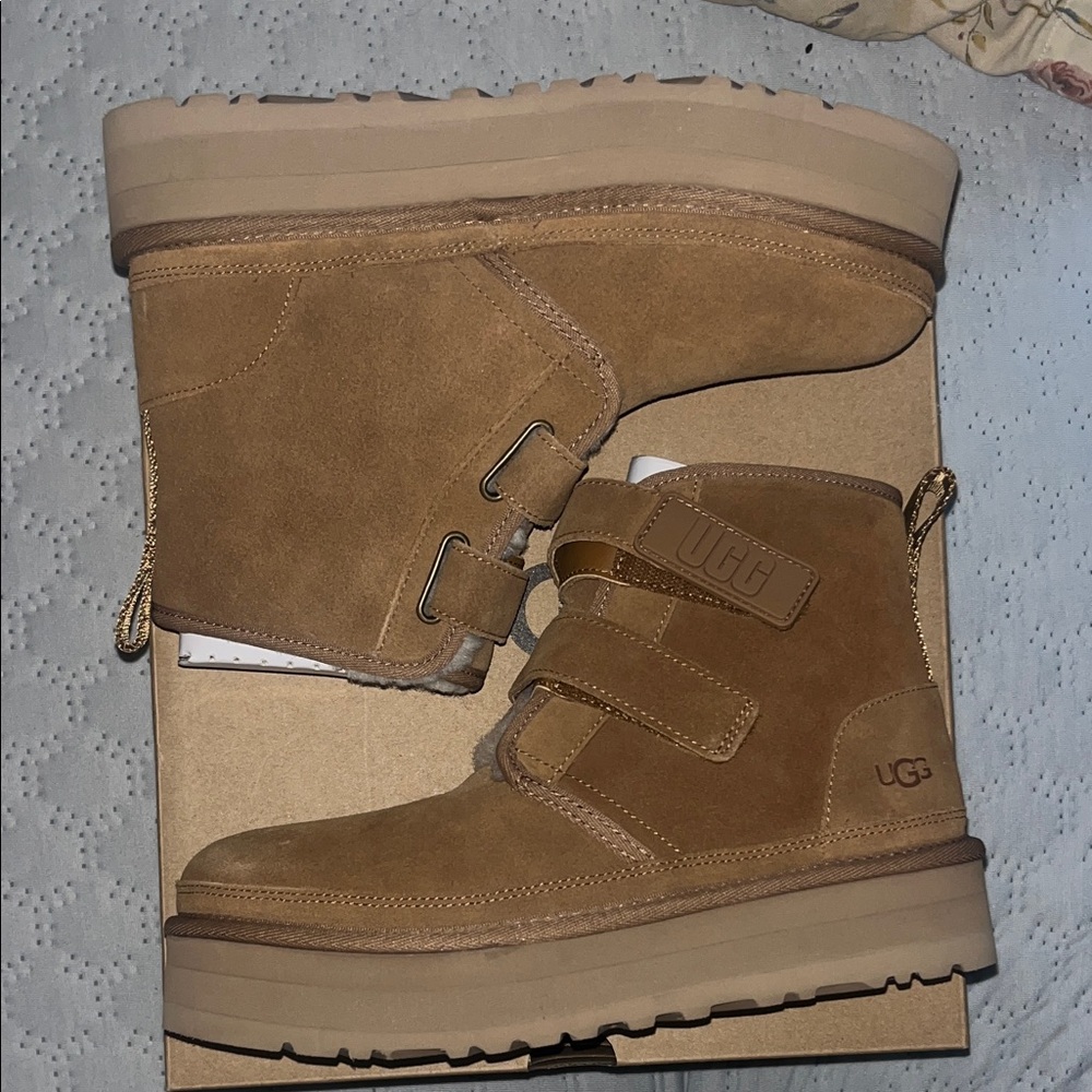 UGG kids Neumel Platform Suede Boots size 6